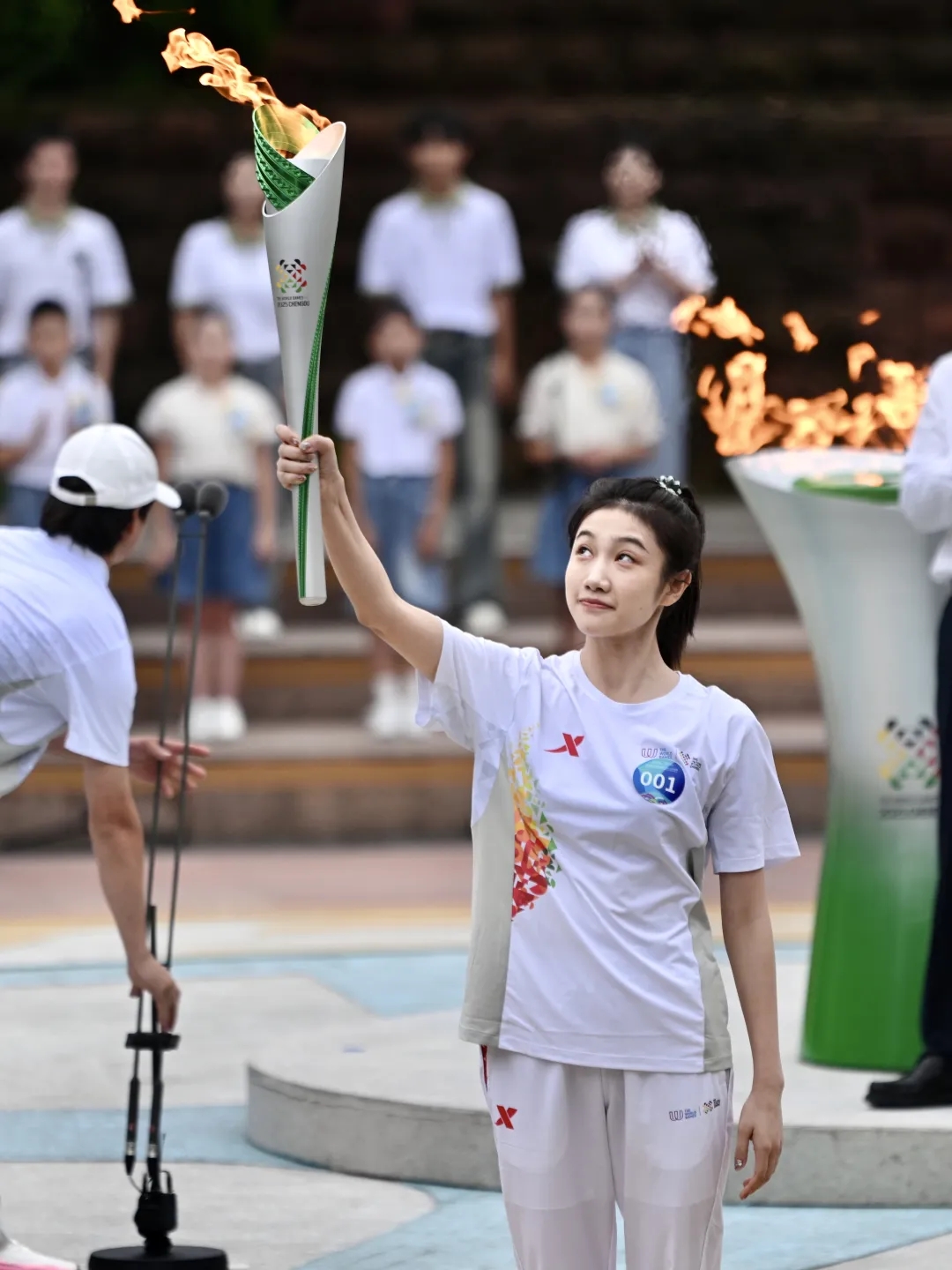 黄张嘉洋高擎火炬&ldquo;竹梦&rdquo;